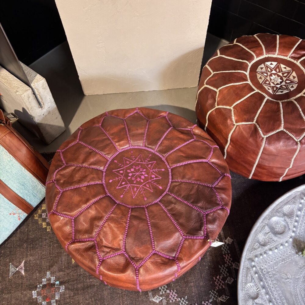 Pouf in vera pelle colore marrone scuro con cuciture in contrasto panna