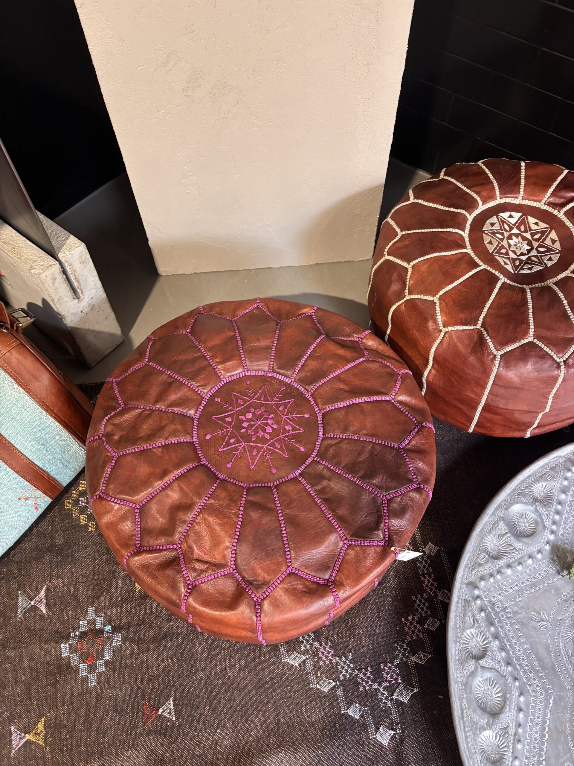 Pouf in vera pelle colore marrone scuro con cuciture in contrasto panna
